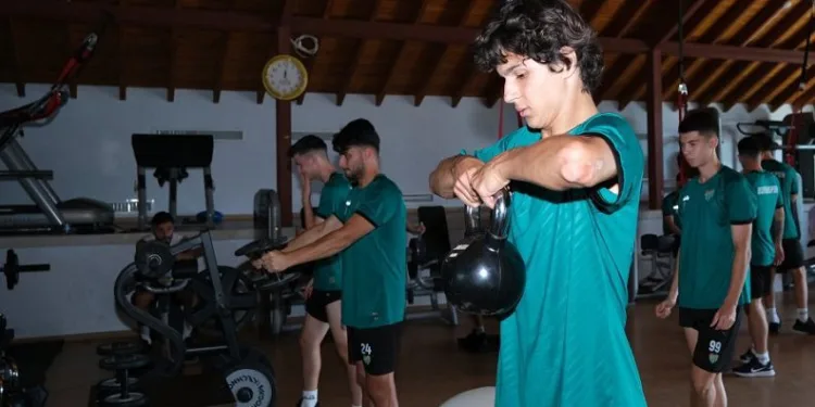 Bursaspor günün ilk idmanında salonda çalıştı