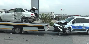 Göreve giden polis ekibi kaza yaptı