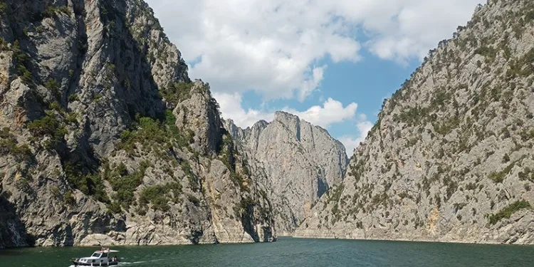 Şahinkaya Kanyonu’na ziyaretçi akını