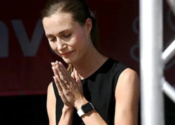 Finlandiya Başbakanı kürsüde gözyaşlarını tutamadı