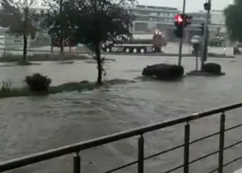 Tekirdağ’da sağanak yağış yolları nehre çevirdi