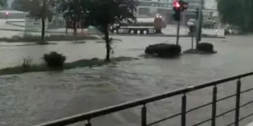 Tekirdağ’da sağanak yağış yolları nehre çevirdi