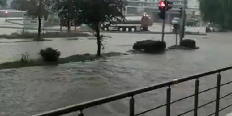Tekirdağ’da sağanak yağış yolları nehre çevirdi