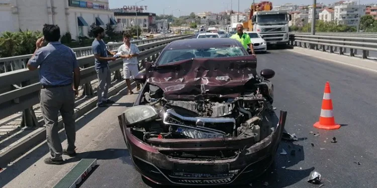 Manavgat’ta otomobil kamyona çarptı