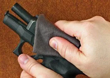 Silahını temizlerken yanlışlıkla eşini öldürdü