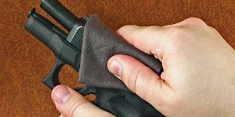 Silahını temizlerken yanlışlıkla eşini öldürdü