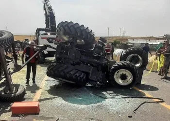 Kars’ta devrilen traktör altında can pazarı