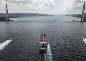 Tahıl yüklü gemi ‘Razoni’ İstanbul Boğazı’nda