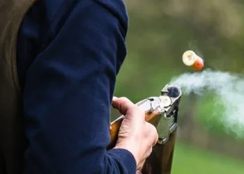Köpekleri vurmak isterken 3 çocuğu vurdu