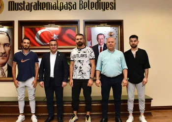 Mustafakemalpaşaspor Belediye sahaya indi