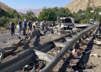 Erzurum’da feci kaza! Ortalık savaş alanına döndü