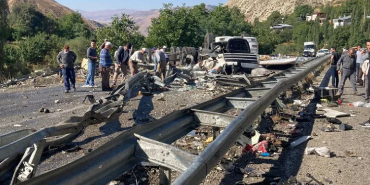 Erzurum’da feci kaza! Ortalık savaş alanına döndü