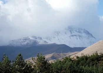 Erciyes’e mevsimin ilk karı yağdı