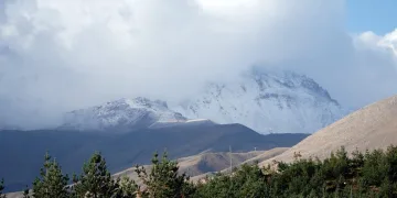 Erciyes’e mevsimin ilk karı yağdı