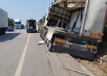 Bursa’da kamyonlar kafa kafaya çarpıştı