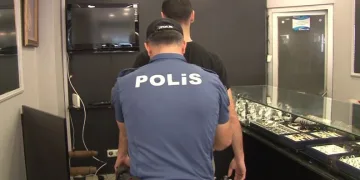 Sahte dolar satmaya çalışırken yakalandı
