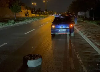 Fırlayan teker motosikletle yunus polislere çarptı
