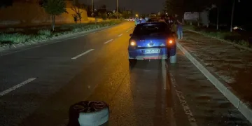 Fırlayan teker motosikletle yunus polislere çarptı