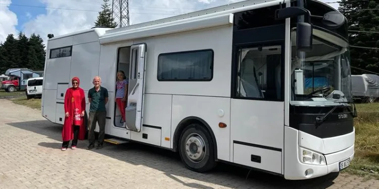 Bursa’da halk otobüsünü karavana dönüştürdü