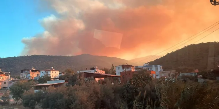 Mersin’de orman yangını! 30 ev tahliye edildi