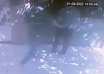 Oturduğu binanın görevlisini sırtından bıçakladı