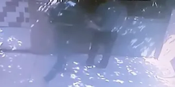 Oturduğu binanın görevlisini sırtından bıçakladı