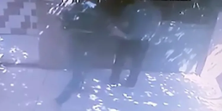 Oturduğu binanın görevlisini sırtından bıçakladı