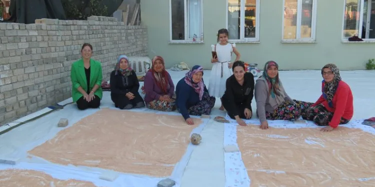 Bursa Orhaneli’de yöresel tarhana yapıldı