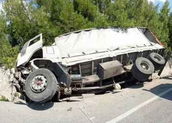 İzmir’de freni boşalan kamyon devrildi
