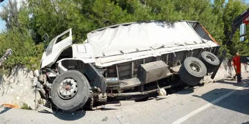 İzmir’de freni boşalan kamyon devrildi