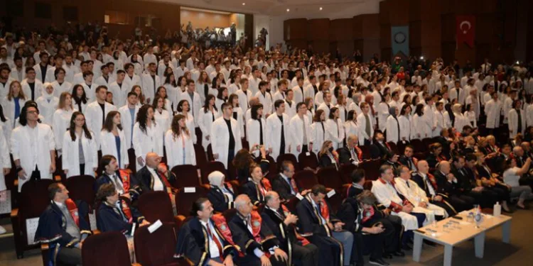 Bursa’da doktor adayları beyaz önlüklerini giydi