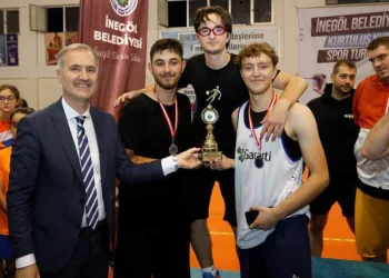 Sokak basketbolu turnuvasında kupa heyecanı