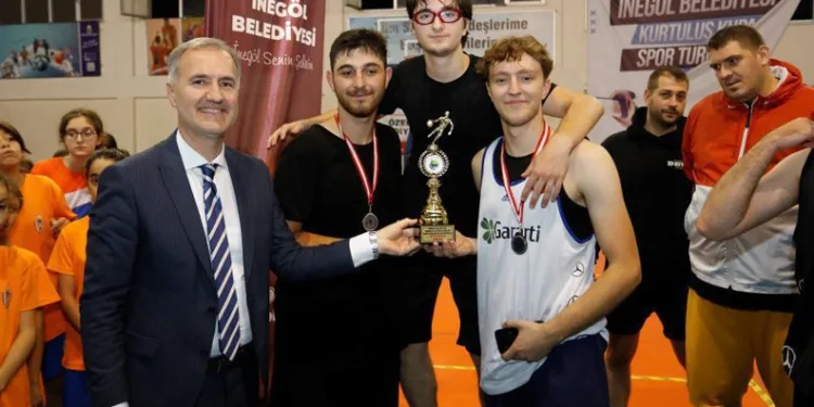 Sokak basketbolu turnuvasında kupa heyecanı