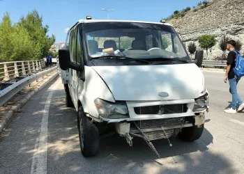 Karabük’te bariyere çarpan kamyonetteki 2 kişi yaralandı