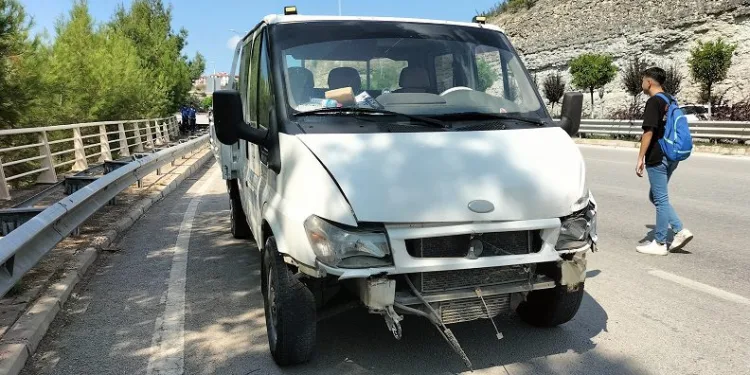 Karabük’te bariyere çarpan kamyonetteki 2 kişi yaralandı