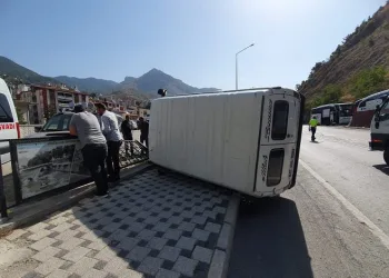 Yayaya çarpmamak için manevra yapan minibüs yan yattı