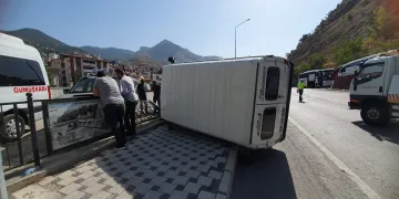 Yayaya çarpmamak için manevra yapan minibüs yan yattı