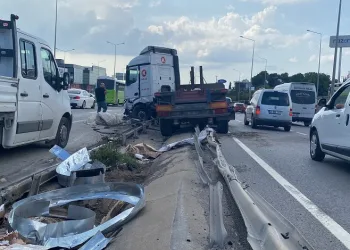 D-100’de lastiği patlayan TIR bariyerlere girdi