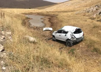 Sivas’ta otomobil şarampole uçtu