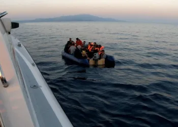 Çanakkale’de 32 düzensiz göçmen kurtarıldı