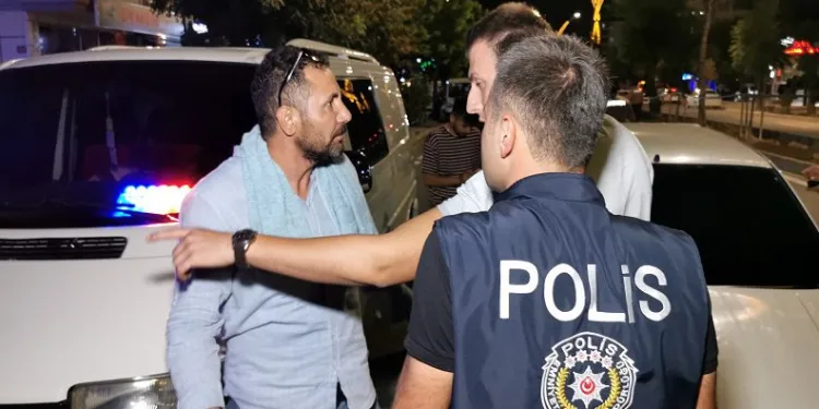 Çakarlı araçla yakalandı: “Vatan haini miyim?”