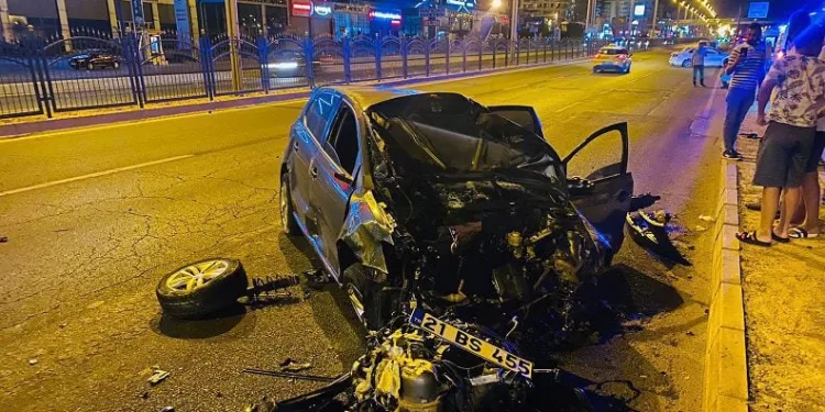 Diyarbakır’da takla atan araçlar hurdaya döndü