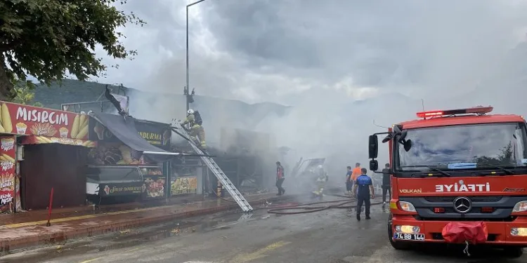 Amasra’da 2 kafe, 3 büfe küle döndü