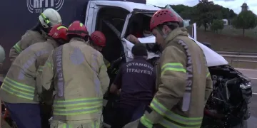 Tuzla Şekerpınar’da kamyonetler çarpıştı