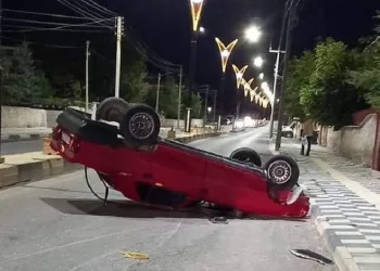 Takla atan otomobilini bırakıp kaçtı