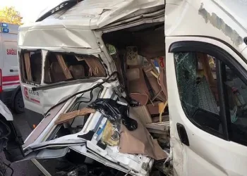 Sancaktepe’de servis araçları çarpıştı