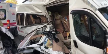 Sancaktepe’de servis araçları çarpıştı