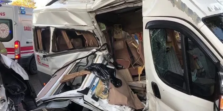 Sancaktepe’de servis araçları çarpıştı