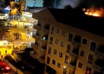 Bursa’da 6 katlı binanın çatı katı alev alev yandı