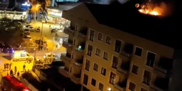 Bursa’da 6 katlı binanın çatı katı alev alev yandı